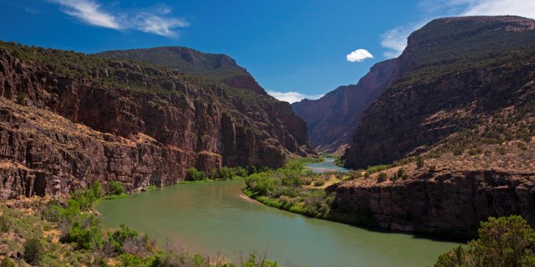 Как река е „прескочила“ 4-километрова планина