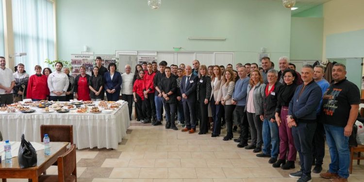 Професионална гимназия „Генерал Владимир Заимов“ в Сопот събра директори, учители и ученици от осем професионални гимназии, за да споделят добри практики и да се запознаят с нова образователна платформа