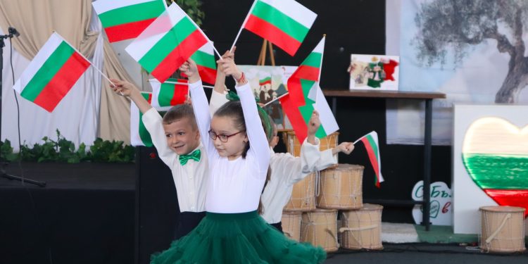 Проведе се патриотичен спектакъл „Малките пазители на традициите“ в Благоевград