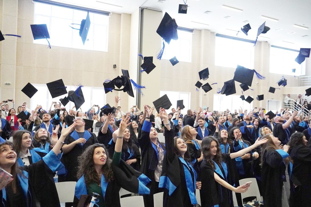 Относителният дял на лицата с висше образование от населението у нас на възраст 25 – 34 навършени години продължава да нараства и през 2025 г. достига до 41,2%.