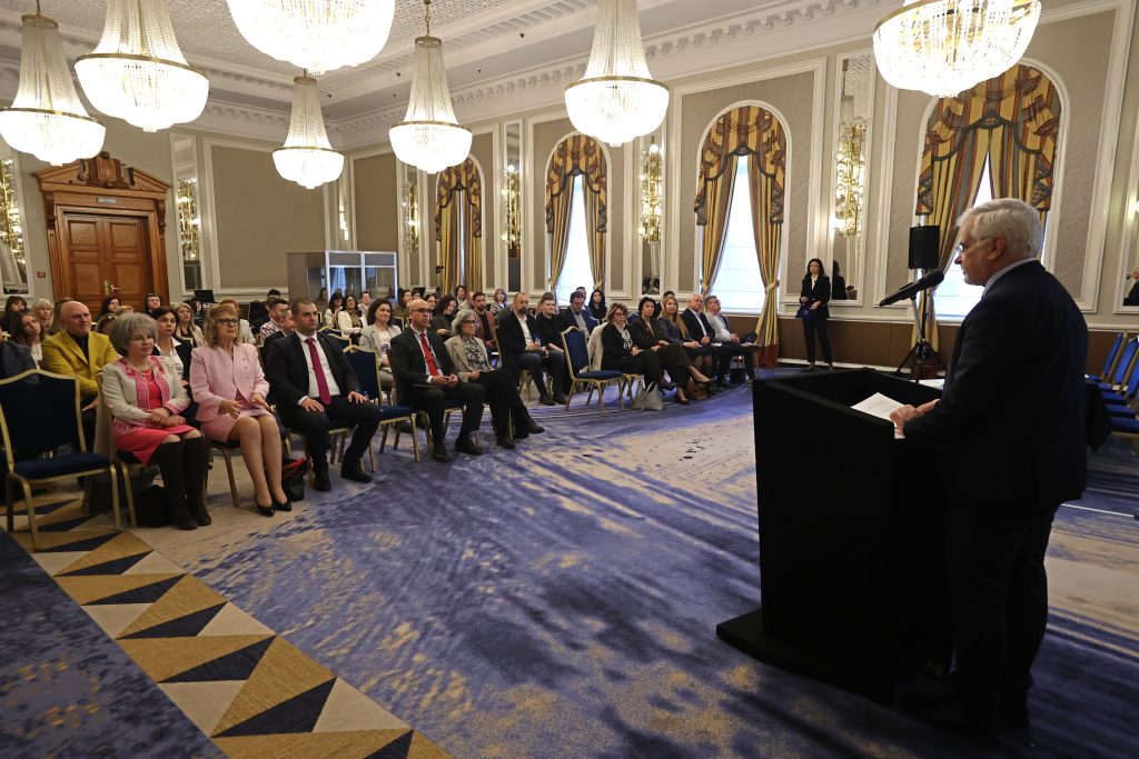 В български училища ще бъдат сформирани екипи от дигитални лидери – учители или други специалисти, които ще бъдат водещи в работата с информационни технологии и изготвянето на иновативни уроци