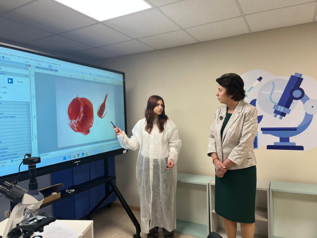 Заместник-министърът на образованието и науката д-р Емилия Лазарова участва в откриването на STEM центрове в 49. ОУ „Бенито Хуарес“ и 148. ОУ „Проф. д-р Любомир Милетич“ в София