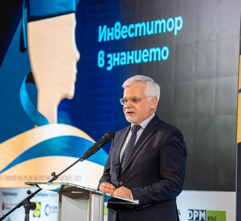Заместник-министърът на образованието и науката акад. Николай Витанов отличи победителите в категория „Инвеститор в знанието“ на Годишните награди за отговорен бизнес