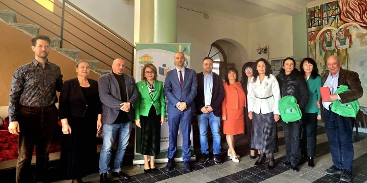 Заместник-министърът на образованието и науката д-р Наталия Михалевска откри училищна лаборатория за образователни иновации в ОУ "Двайсти април" в Панагюрище