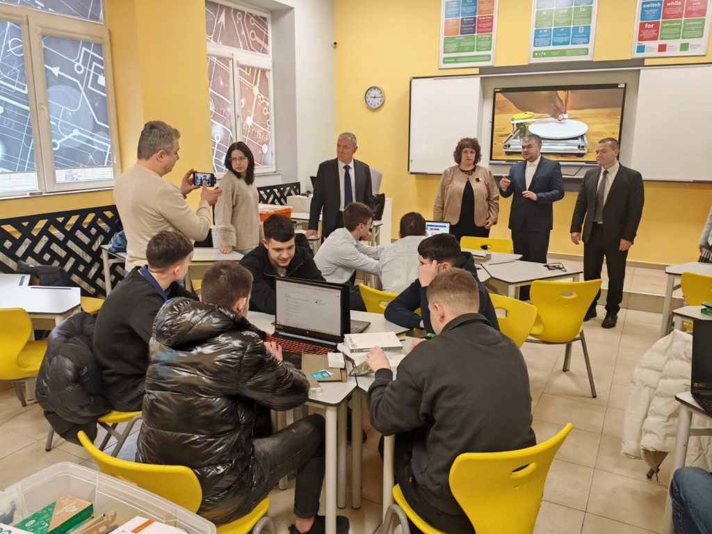 Креативни бизнес проекти представиха ученици от Професионалната гимназия по икономика и управление „Елиас Канети" в Русе пред министъра на образованието и науката проф. Сергей Игнатов