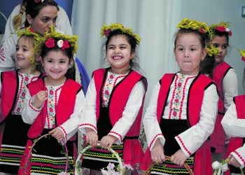 Децата от 9. ДГ „Зора“ в Монтана пресъздават българските традиции