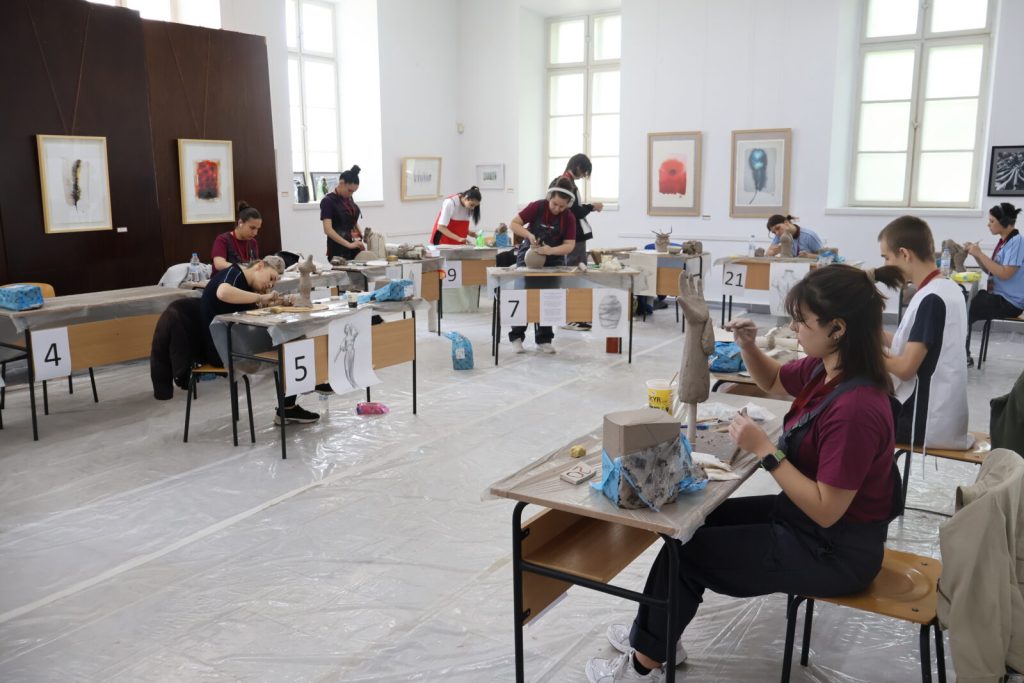 19 ученици от 7 гимназии участват в Националното състезание по професия „Най-добър млад керамик“, което се провежда в Художествената галерия на Силистра