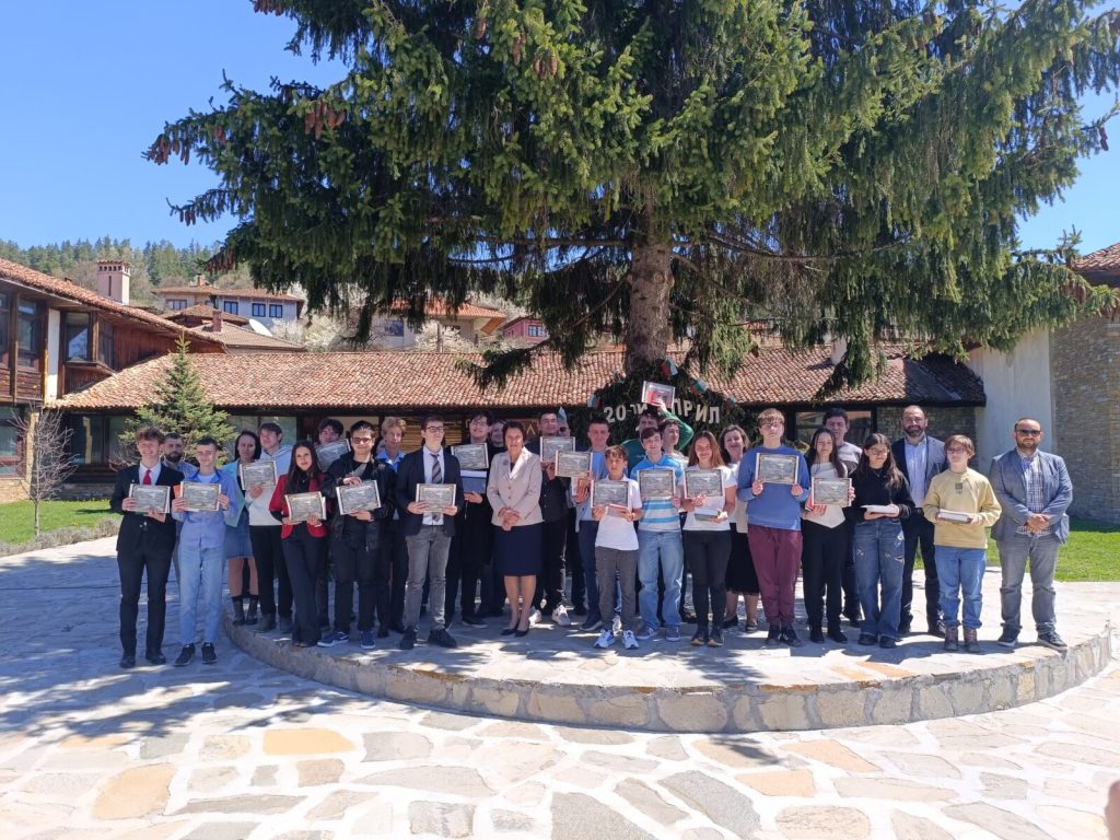 Трима зрелостници получиха пълни шестици на Националната олимпиада по история и цивилизации, която се проведе в Копривщица