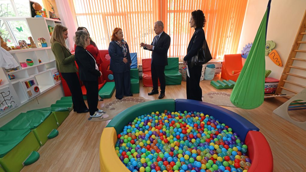 Ресурсните кабинети на над 250 детски градини и училища с предучилищни групи са оборудвани с финансиране по проект "Силен старт" на Министерството на образованието и науката