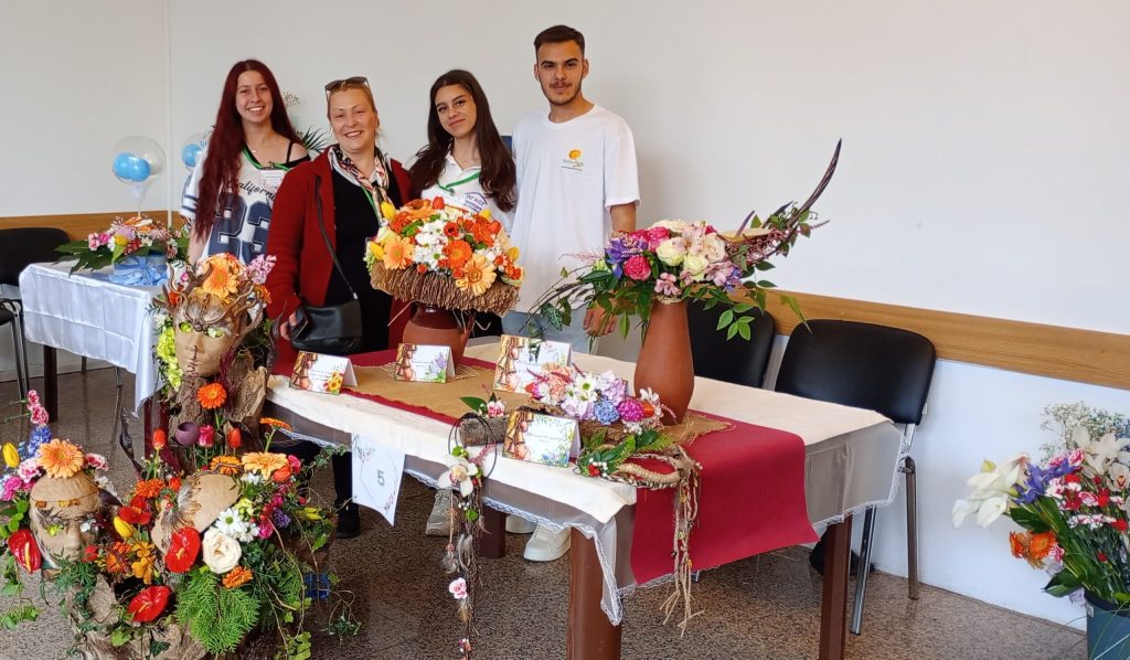 Млади флористи от цялата страна демонстрираха уменията си за създаване на букети и цветни арт инсталации в рамките на Националното състезание „Озеленяване и цветарство“