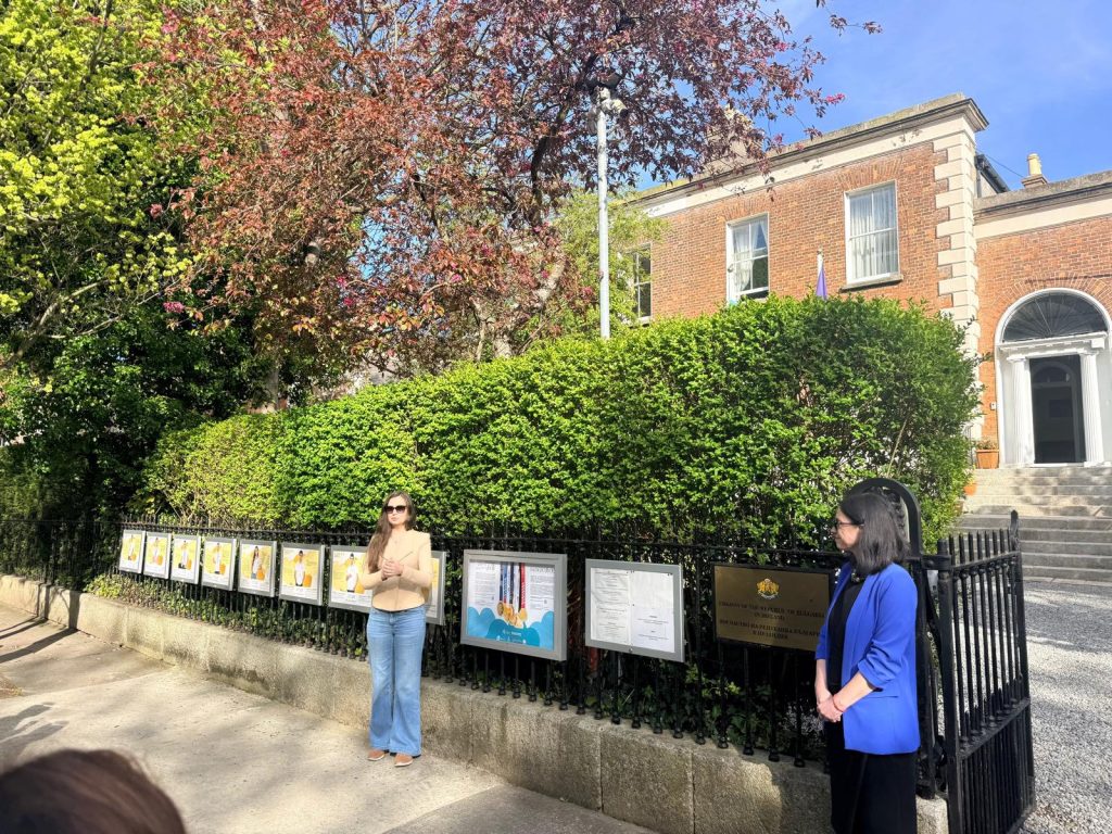 Пътуващата изложба „Фантастични умове“, посветена на успехите в международните състезания на най-добрите български ученици по природни науки, за първи път напусна пределите на България и гостува в Република Ирландия