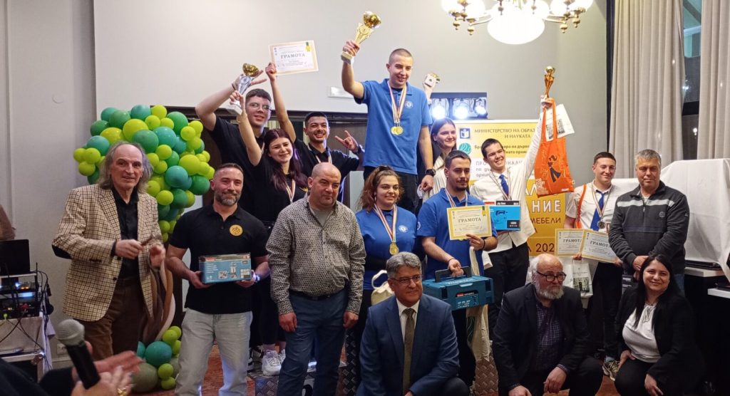 Ученици от девет специализирани професионални гимназии излагат изработените от тях колекции от мебели в рамките на Националното състезание „Мебели, стилни мебели и дърворезба“