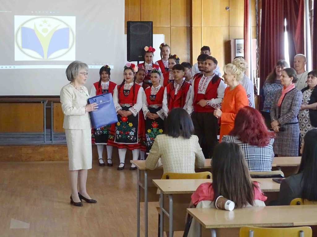 Учители от Професионалната гимназия по текстил и облекло "Добри Желязков" в Сливен, които ръководят групи за допълнителна подкрепа по проект „Успех за теб“ представят успешни практики