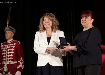 Президентът Илияна Йотова удостои с плакет „Св. св. Кирил и Методий“ видинското Средно училище „Петко Рачов Славейков“