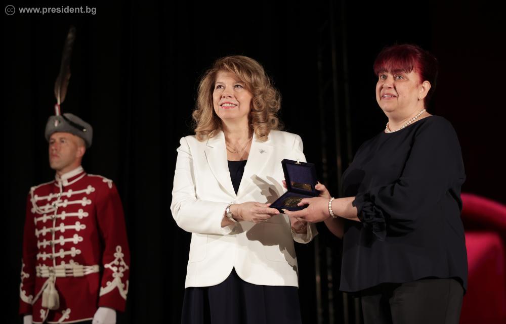 Президентът Илияна Йотова удостои с плакет „Св. св. Кирил и Методий“ видинското Средно училище „Петко Рачов Славейков“