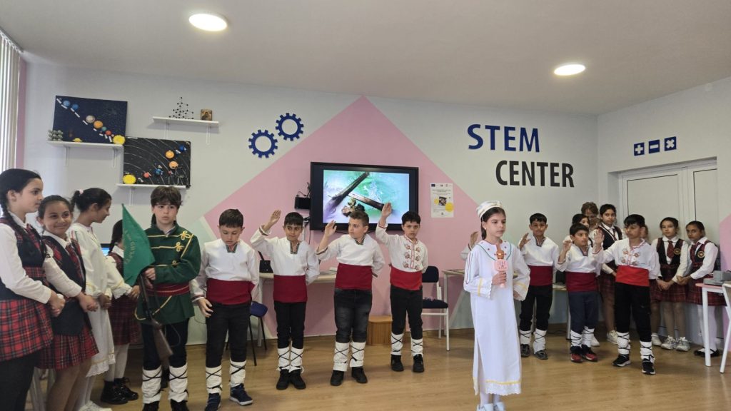 Историческо пътуване към далечната 1876 г., тематични песни и рецитал се преплетоха в емоционален урок по родолюбие в рамките на проект „Успех за теб“ в ОУ „Христо Максимов“ в Самоков