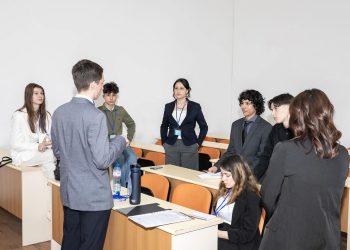 В образователна симулация ученици влизат в ролята на депутати, министри, президент и журналисти
