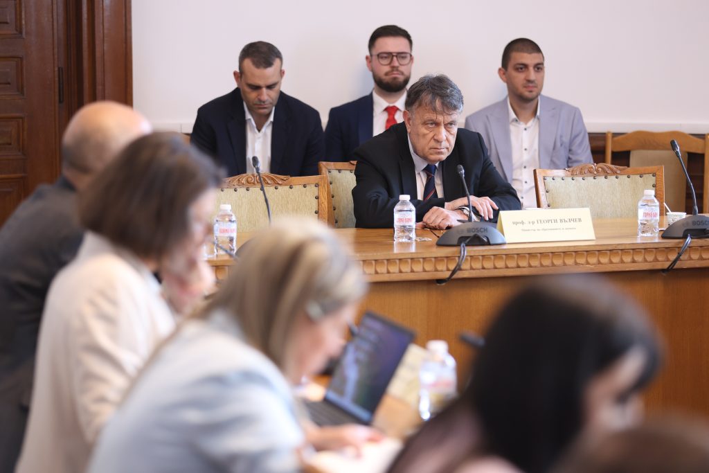 Подготвяме предложения за промени в Просветния закон, като анализираме всички направени досега предложения, съобщи министър Георги Вълчев пред ресорната парламентарна комисия