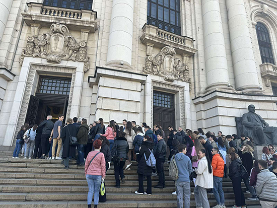 Държавата ще осигурява средства за обучението на 42 665 новоприети студенти през следващата академична година в 38 държавни висши училища, включително военните, реши Министерският съвет