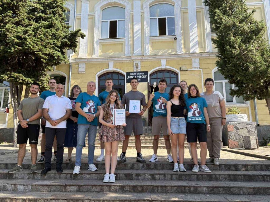 СУ „Васил Левски“ в Карлово съчетава високи общообразователни резултати, модерна STEM среда и богата извънкласна дейност