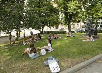 Деца от 6- до 12-годишна възраст рисуват пейзажи в градината около Двореца в София в рамките на ателие на отдел „Образователни програми“ към Националната галерия