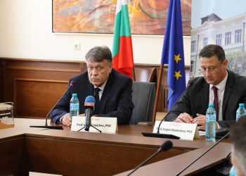 Министърът на образованието и науката проф. Георги Вълчев откри обновената зала 101 на Икономическия университет във Варна заедно с ректора на висшето училище проф. Евгени Станимиров