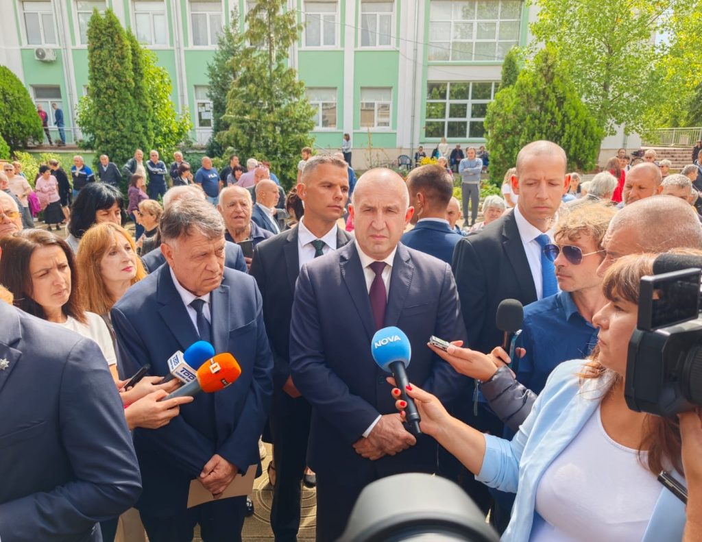 Реформата в образованието е абсолютен приоритет за правителството, заяви министър-председателят Румен Радев пред журналисти след откриването на учебната 2026/2027 г. в ОУ „Христо Ботев“ в село Раковица