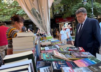 Министър Вълчев откри „Алеята на книгата“ в София