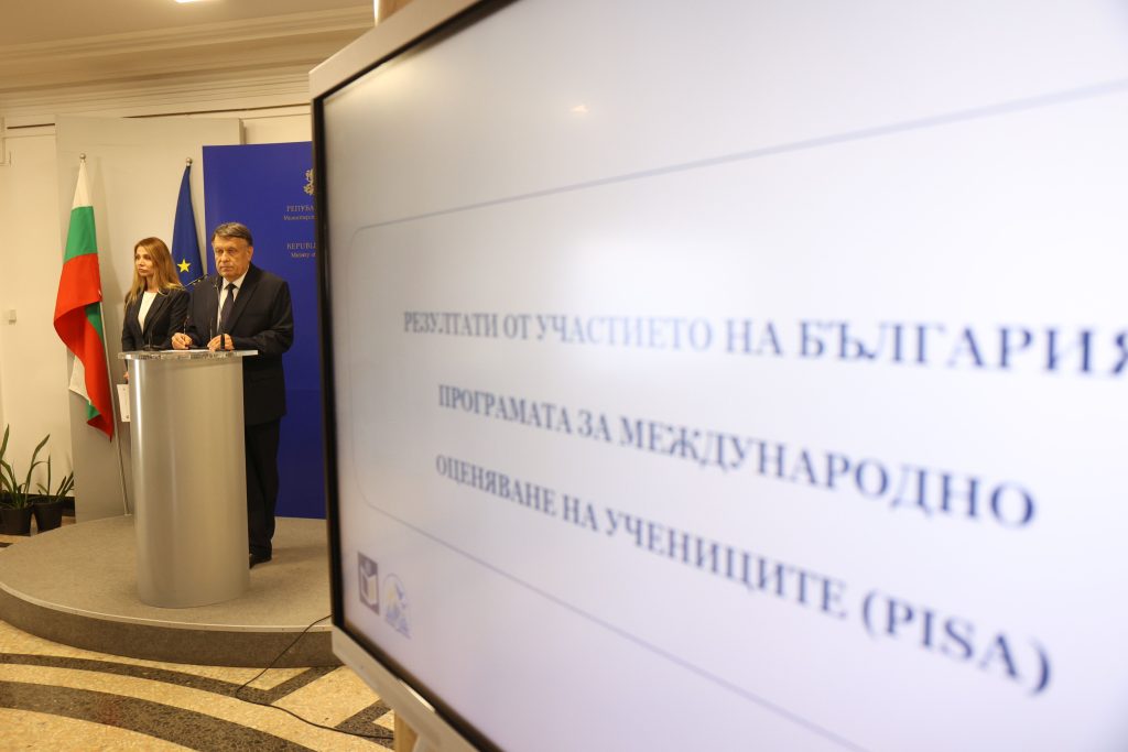 Резултатите от международното изследване PISA 2025 показват, че в българския образователен модел, такъв, какъвто е в момента, има проблем“, заяви министърът на образованието и науката проф. Георги Вълчев