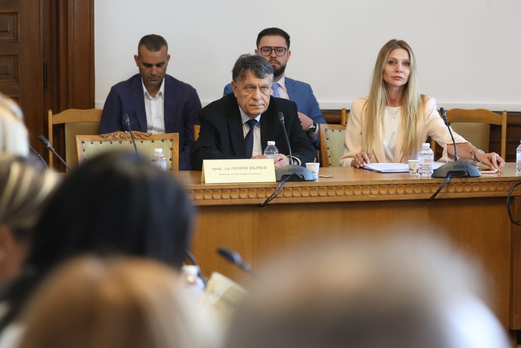 МОН подготвя пакет от мерки за дисциплината в училище, обяви в ресорната парламентарна комисия министърът на образованието и науката проф. Георги Вълчев