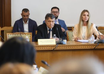МОН подготвя пакет от мерки за дисциплината в училище, обяви в ресорната парламентарна комисия министърът на образованието и науката проф. Георги Вълчев