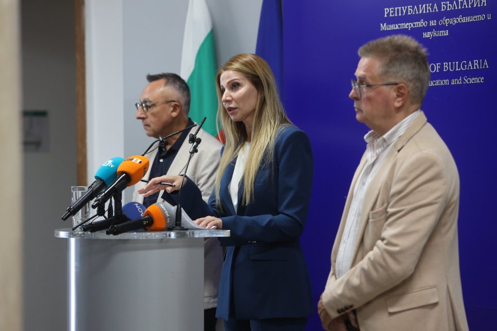 Министерството на образованието и науката предлага пакет от мерки за дисциплина в час.