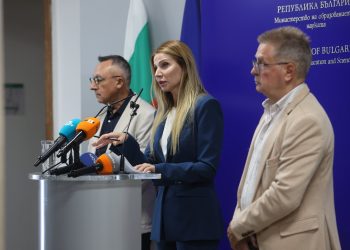 Министерството на образованието и науката предлага пакет от мерки за дисциплина в час.
