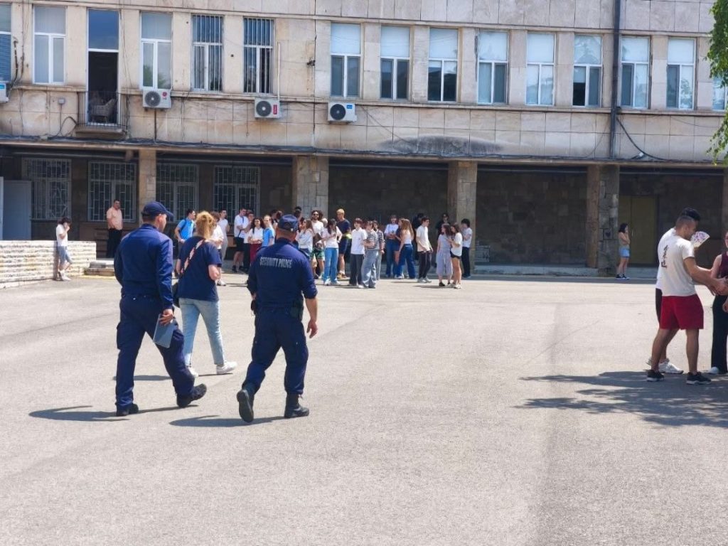 Столична община е обучила през миналата учебна година над 1200 представители на педагогическия и помощния персонал в общинските училища за реакция при сигнали за взривни устройства и въоръжено нападение