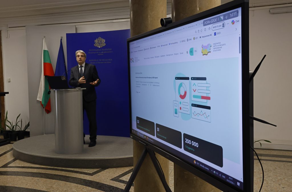 По-бърза реализация, по-високи доходи и рекордно висока заетост сред завършилите висше образование в България, показва Рейтинговата система на висшите училища за 2026 г.