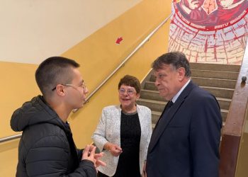 Министър Георги Вълчев разговаря с близо 100 ученици за вредите от наркотиците